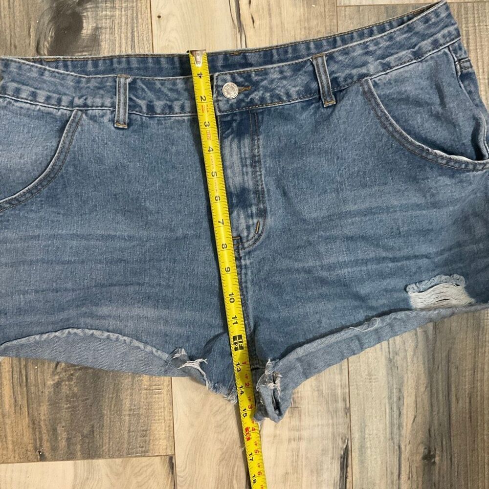 SHEIN women’s curve size 2XL. Denim medium blue wash, raw frayed hem and distres - Picture 5 of 9